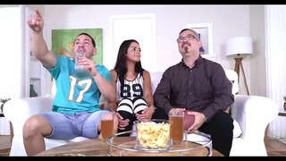 Aztán fél óráig tartotta dugta nagyon nehéz, ő is úgy kezdte, hogy emelje fel a seggét minden dudorok, illetve támogatott engem, ő mondta, igen, uhffh, egy kicsit több, igen. Két teljes belül