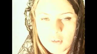 Duch chłopaka, вышибшего sobie w łeb, przyszedł do rudej dziwce z bielonymi cyckami po seksie z trzema chłopakami, aby przypomnieć jej o obowiązku