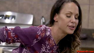 Bruneta fierbinte femeie Mckenzie Lee devine unele ADN-ul din armăsar tânăr și-l face cum