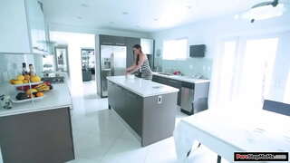 Малки цици мащеха се приготвя, и я обличам пачкается.Тя облекчава го, за да почистите, и доведен син започва стойка.Тя му дава подрочить и отсосать и трахается