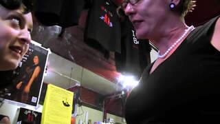 Bar bajingan - lesbian matang milf HDpornvideo