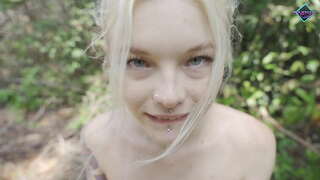 Napalony nastolatek ssie dużego fiuta w lesie. Karneli Bandi