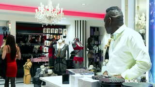 Hardd Rachel Adjani yn cael dillad isaf newydd ar BBC Eddy Blackstone yn rhyw siop a dod i ben i fyny mewn poeth rhefrol sesiwn gyda gwlyb BJ, mae dildo yn ei ass &amp;amp; creampie! Llawn Flick &amp;amp; 1000au yn Fwy ar PrivateBlack.com!