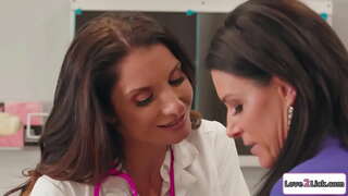 Busty медицинска сестра изкушава милфу учител и си ближе си бритую путка.Брюнетка гадно своите големи цици, а после ближе и мастурбира си путка.Тогава те са 69