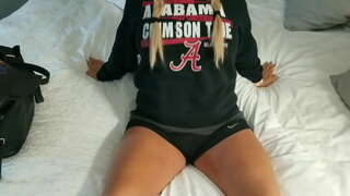 Σπιτικά ξανθιά γυναίκα βόλτες με ένα πουλί