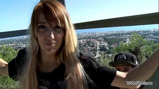 Fuerte pelirroja mil aproksimadamente perforado di solo den públiko