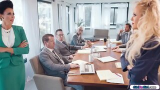 Грудастый милф-директор докы вӓшлимӹ годым лицӓдон лицӓок кӓнгӓш заседаним бизнесвумен.Вес бизнесмен тенгеок чӹнь каранг, кыце кердӹн.Остатка, ӹшкӹлӓнжӹ ӹлӓш вӓрӹм милф, весӹм дӓ шыпшалаш тӹнгӓлеш дӓ нӹнӹ нуштыт