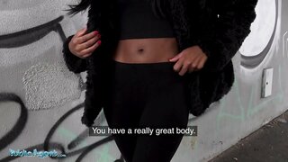 ���ार्वजनिक एजंट यूके काळा आशिया Rae अगोदर नोंदणी केल्यास मिळू तिच्या विशाल गांड नितंब वर अवाढव्य लंड रोख