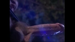 Busty o ciemnych włosach i wąsach laska dostaje impuls od fana jako rytuał kultu diabła