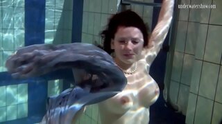 ̈�영 베이비 카트카는 수영장에서 아래로 스트립