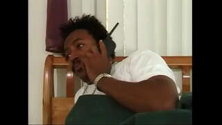 Σέξι μαύρη γυναίκα με κόκκινα μαλλιά και μεγάλα βυζιά δίνει BJ τότε παίρνει το μουνί γεμάτο με μαύρο πουλί σε εσωτερικούς χώρους